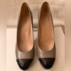 ♥️ SALE 4/$20 Tahari Gray Taupe Heels - Black Patent Toe
